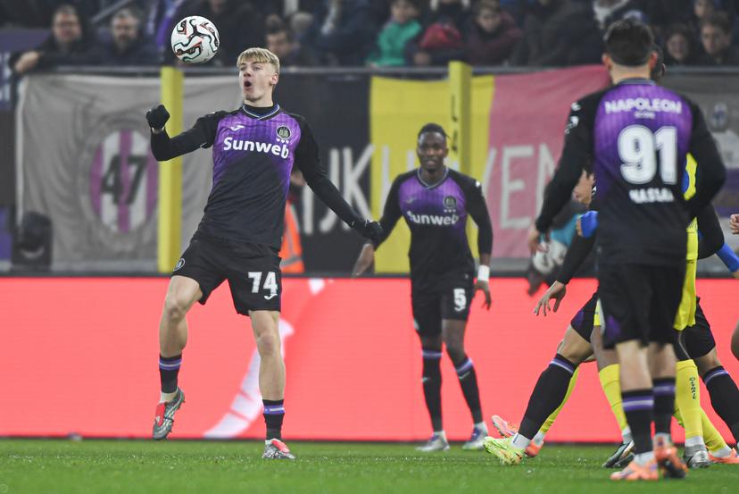 Anderlecht's Nathan De Cat pictured in action during a soccer match between RSC Anderlecht and Sint-Truidense V.V., Saturday 13 December 2025 in Brussels, on day 18 of the 2025-2026 'Jupiler Pro League' first division of the Belgian championship. BELGA PHOTO JILL DELSAUX