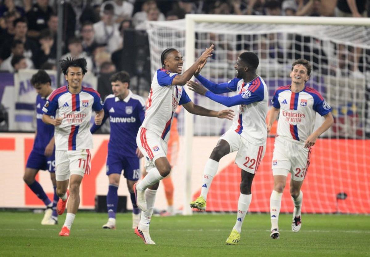 Lyon's Danish midfielder #99 Noah Nartey (C,L) celebrates after scoring a goal during the UEFA Europa League, league phase, matchday 1, football match between RSC Anderlecht and Olympique Lyonnais (OL) at Constant Vanden Stock Stadium in Anderlecht, near Brussels on September 16, 2026.  JOHN THYS / AFP