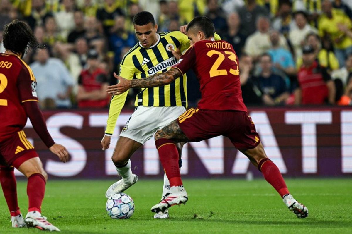 Fenerbahçe's English forward #11 Mason Greenwood (C) fights for the ball with AS Roma's Italian defender #23 Gianluca Mancini (R) during the UEFA Champions League first round day 1 football match between Fenerbahce SK and AS Roma at the Fenerbahce Chobani stadium in Istanbul on September 10, 2026.  Ozan KOSE / AFP