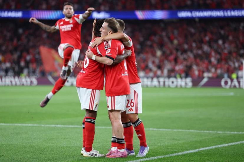 Benfica's Turkish forward #07 Muhammed Kerem Akturkoglu (2R) celebrates scoring the opening goal during the UEFA Champions League play off second leg football match between SL Benfica and Fenerbahce at Luz stadium in Lisbon on August 27, 2025.  PATRICIA DE MELO MOREIRA / AFP