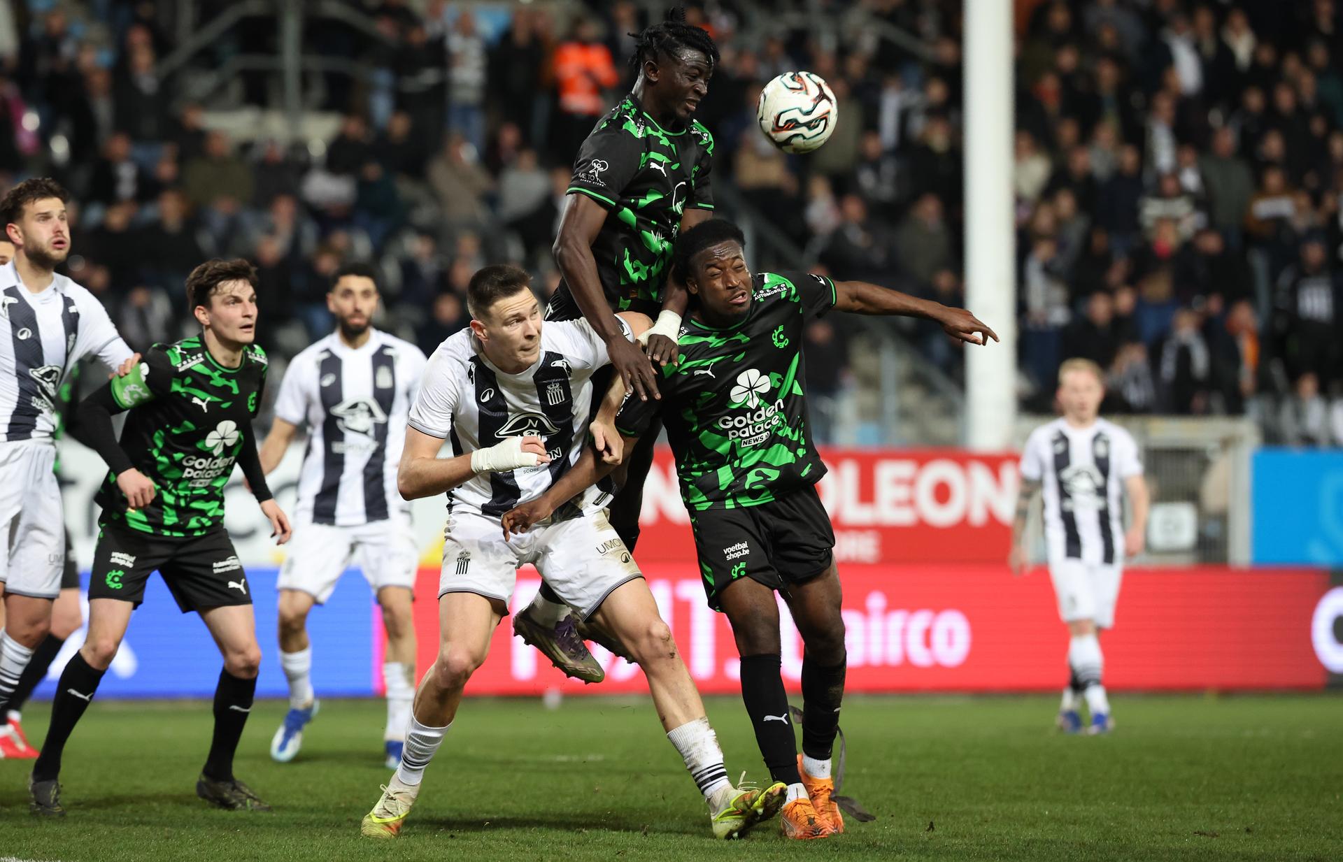 Charleroi's Aurelien Scheidler and Cercle's Emmanuel Kakou fight for the ball during a soccer match between Sporting Charleroi and Cercle Brugge, Saturday 07 February 2026 in Charleroi, on day 24 of the 2025-2026 'Jupiler Pro League' first division of the Belgian championship. BELGA PHOTO VIRGINIE LEFOUR