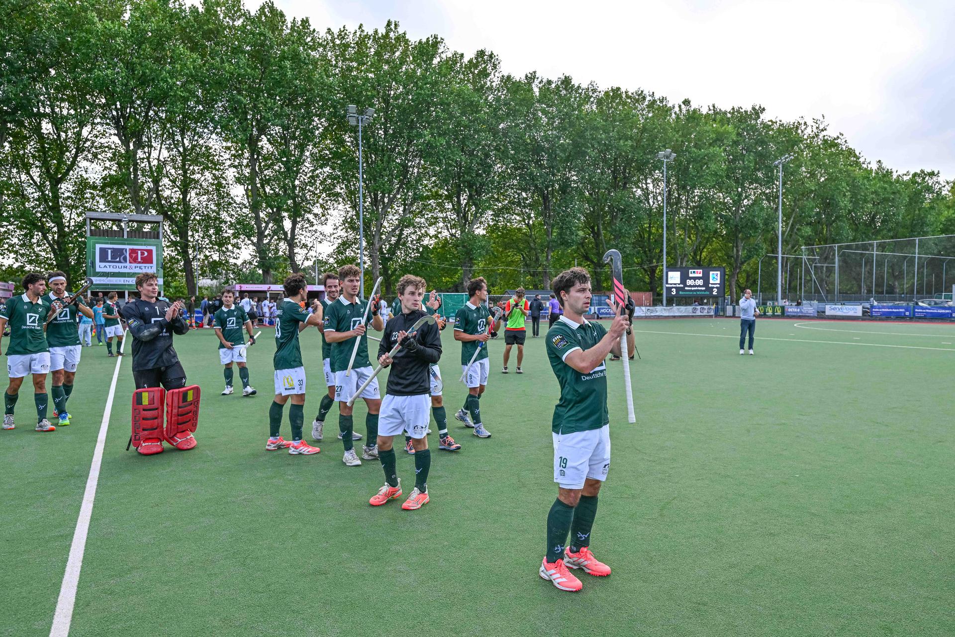 WatDucks' players celebrate after winning a hockey game between Waterloo Ducks and Braxgata, Sunday 20 September 2026 in Waterloo, on day 1 of the Belgian first division hockey championship.  BELGA PHOTO EMILE WINDAL