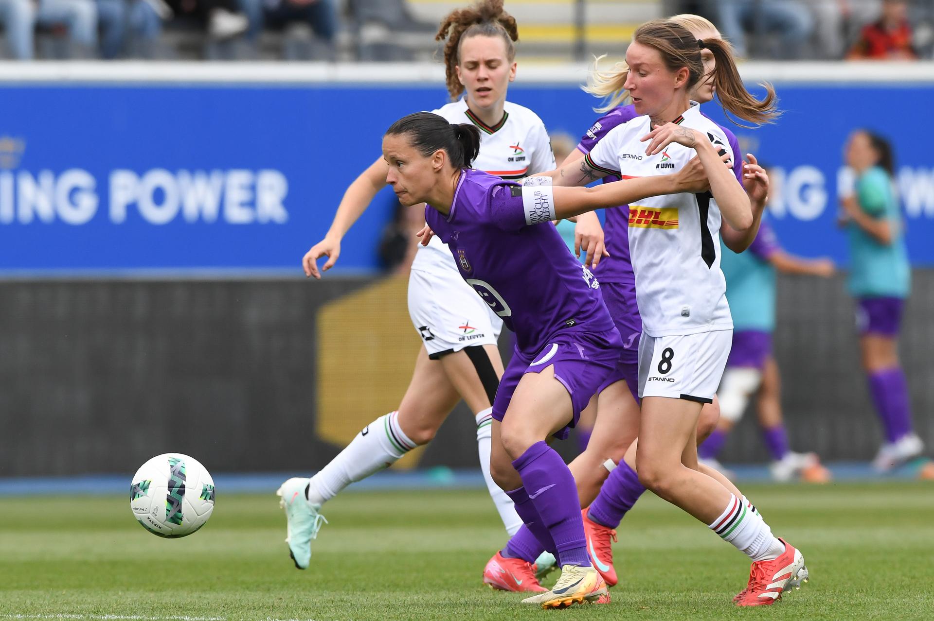 Anderlecht's Stefania Vatafu and OHL Women's Sara Pusztai pictured in action during a soccer match between Oud-Heverlee Leuven and RSCA Women, Saturday 17 May 2025 in Heverlee, on day 6 (out of 6) of the Play-offs of the 2024-2025 'Super League Women' first division of the Belgian championship. BELGA PHOTO JILL DELSAUX