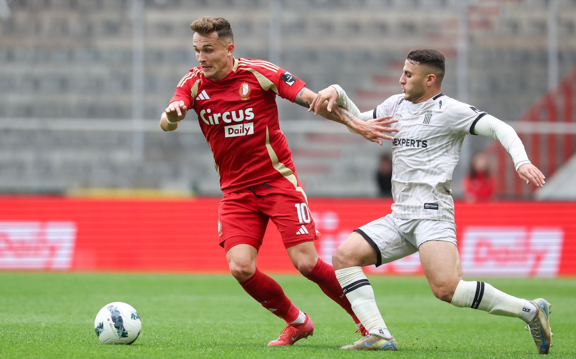 Standard's Dennis Ayensa and Charleroi's Yacine Titraoui fight for the ball during a soccer match between Standard de Liege and Sporting Charleroi, Sunday 04 May 2025 in Liege, on day 7 (out of 10) of the Europe Play-offs of the 2024-2025 'Jupiler Pro League' first division of the Belgian championship. BELGA PHOTO VIRGINIE LEFOUR