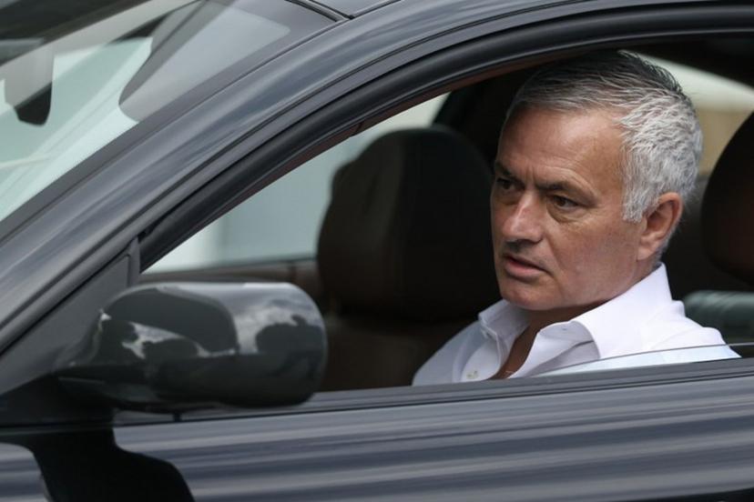 Former Fenerbahce's Portuguese coach Jose Mourinho arrives for a meeting with Benfica President at Benfica Campus training center in Seixal, outskirts of Lisbon, on September 18, 2025. Benfica sacked Portuguese coach Bruno Lage following their defeat to Qarabag on September 16, 2025 evening in the Champions League, announced the Lisbon club, which contacted José Mourinho on September 17, 2025 to hire him. PATRICIA DE MELO MOREIRA / AFP