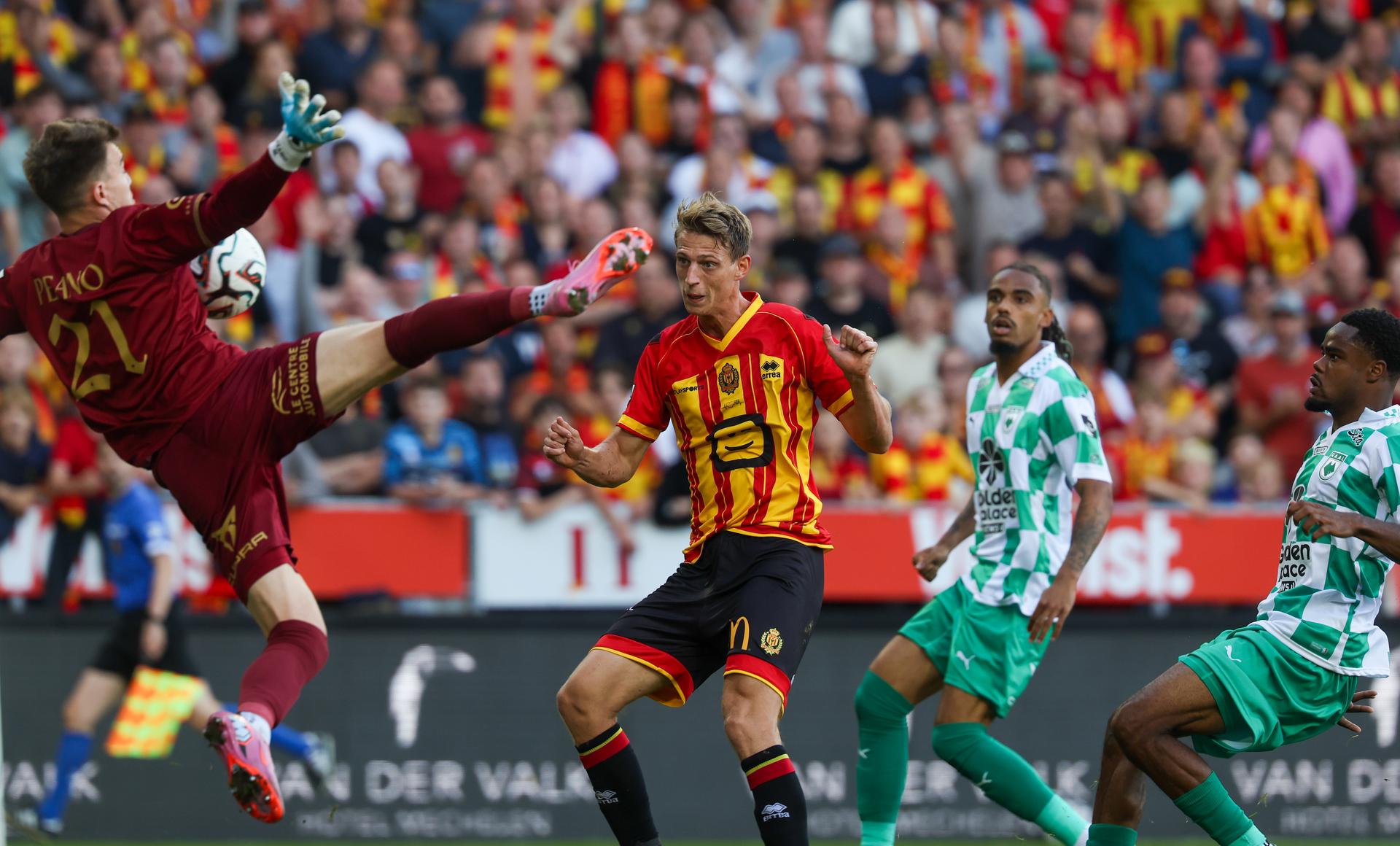 Mechelen's Lion Lauberbach fights for the ball during a soccer match between KV Mechelen and RAAL La Louviere, Saturday 30 August 2025 in Mechelen, on day 6 of the 2025-2026 'Jupiler Pro League' first division of the Belgian championship. BELGA PHOTO VIRGINIE LEFOUR