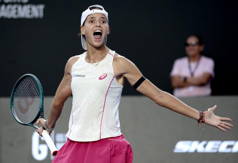 Colombian Emiliana Arango celebrates after defeating French Elsa Jacquemot during the women's singles semifinal match of the 2025 WTA Guadalajara Open in Zapopan, Mexico, on September 13, 2025.  ULISES RUIZ / AFP