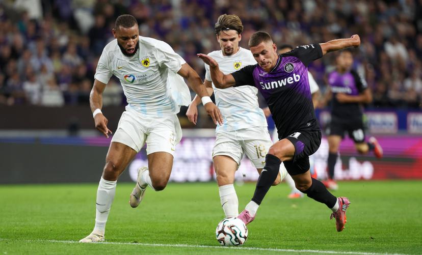 Anderlecht's Thorgan Hazard and AEK's Harold Moukoudi fight for the ball during a soccer game between Belgian RSC Anderlecht and Greek AEK Athens, on Thursday 21 August 2025 in Brussels, the first leg of the play-offs round for the UEFA Conference League competition. BELGA PHOTO VIRGINIE LEFOUR