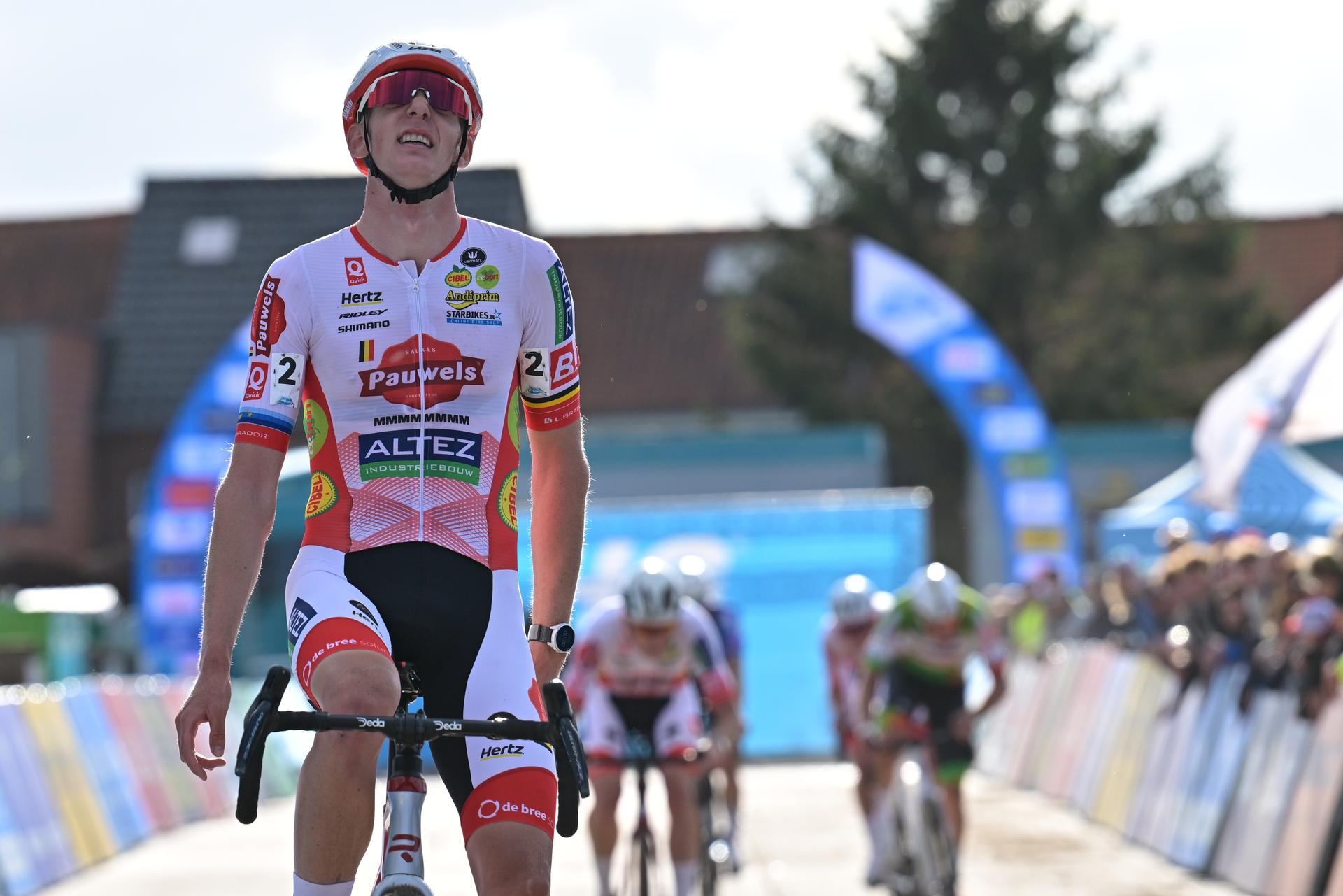 Belgium's Michael Vanthourenhout celebrates on the finsih line as he wins  the men elite race of the 'Mosselcross' cyclocross cycling event, on Sunday 11 October 2026, in Dendermonde, the first race (out of 7) of the HG Cross competition. BELGA PHOTO DAVID PINTENS