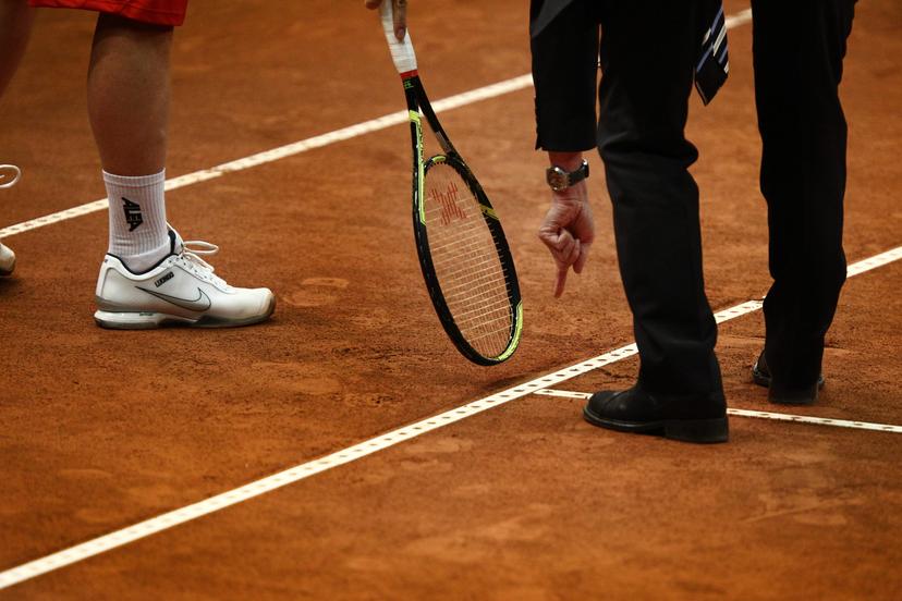 20100307 - BREE, BELGIUM: Illustration picture shows the referee and Czech Lukas Dlouhy, pointing to the gravel and the line, during Dlouhy's match against Christophe Rochus, on the third day of the Davis Cup meeting between Belgium and Czech Republic , Sunday 07 March 2010, in Bree. BELGA PHOTO YORICK JANSENS