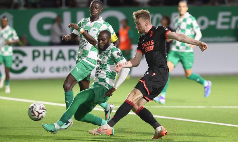 RAAL's Sekou Sidibe and Standard's Tobias Mohr fight for the ball during a soccer match between RAAL La Louviere and Standard de Liege, Saturday 26 July 2025 in La Louviere, on day 1 of the 2025-2026 'Jupiler Pro League' first division of the Belgian championship. BELGA PHOTO VIRGINIE LEFOUR