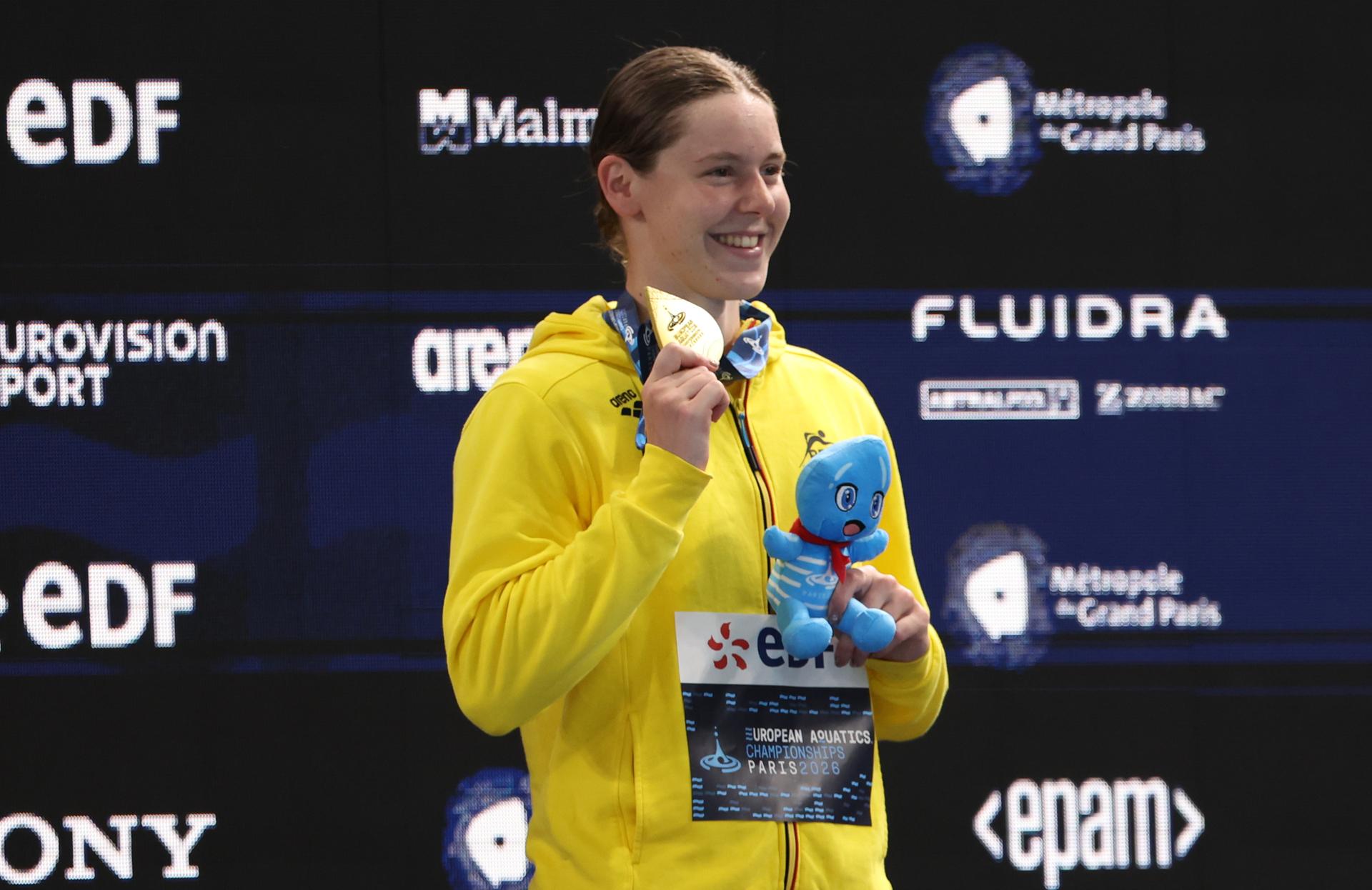 Belgian athlete Roos Vanotterdijk poses for the photographer on the podium ceremony of the Women's 100m butterfly race at the European Aquatics Championships in Paris, France on Friday 14 August 2026. BELGA PHOTO VIRGINIE LEFOUR