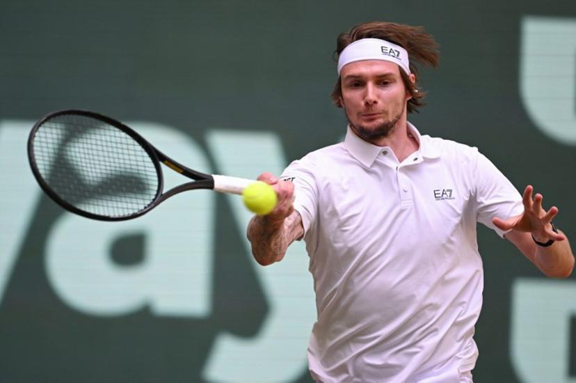 Kazakhstan's Alexander Bublik returns the ball to Russia's Daniil Medvedev during the men's singles final match of the Halle Open ATP tennis tournament in Halle (Westfalen), western Germany, on June 22, 2025.  CARMEN JASPERSEN / AFP