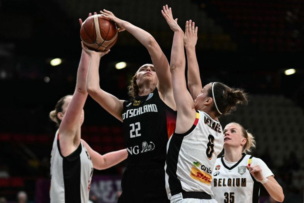 Germany's small forward Emily Bessoir (C) attempts a lay-up as she is defended by Belgium's small forward Antonia Delaere during the FIBA Women's EuroBasket 2025 quarter-final match between Belgium and Germany at the Peace and Friendship Stadium in Piraeus near Athens on June 25, 2025.  Angelos Tzortzinis / AFP