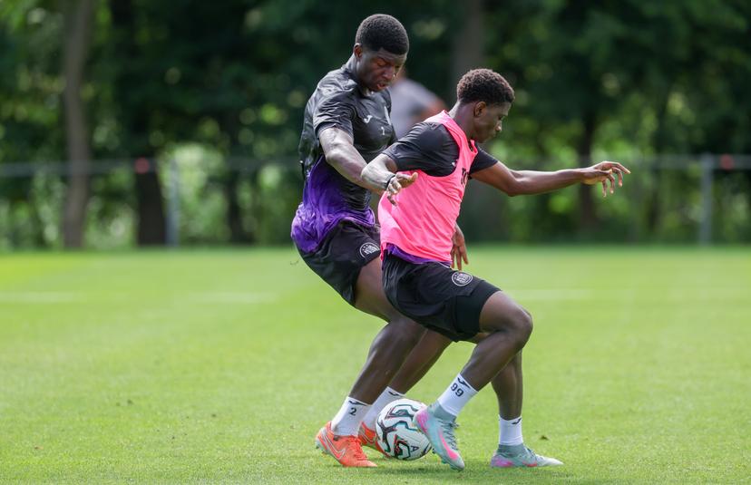 Anderlecht's Zoumana Keita and Anderlecht's Ibrahim Kanate fight for the ball during a training session of Belgian soccer team RSC Anderlecht, during their summer camp in Renesse, the Netherlands on Friday 11 July 2025. The team is preparing for the upcoming 2025-2026 first division season. BELGA PHOTO VIRGINIE LEFOUR
