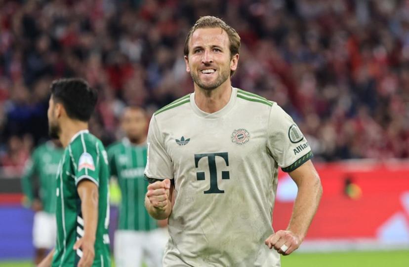 Bayern Munich's English forward #09 Harry Kane celebrates scoring a penalty during the German first division Bundesliga football match between Bayern Munich and Werder Bremen in Munich on Spetember 26, 2025.  Alexandra BEIER / AFP