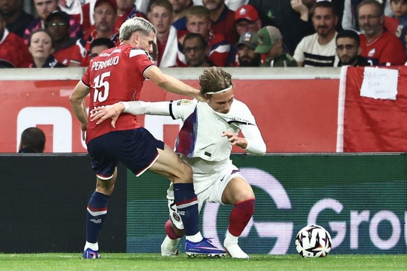 PSG's Belgian forward #22 Mika Godts (R) and Lille's French defender #15 Romain Perraud fight for the ball during the French L1 football match between Lille LOSC and Paris Saint-Germain (PSG) at the Stade Pierre-Mauroy in Villeneuve-d'Ascq, northern France, on August 28, 2026.  Sameer AL-DOUMY / AFP