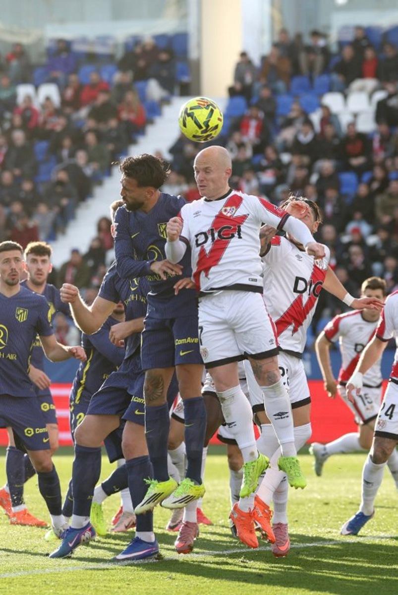 Atletico Madrid's Argentine midfielder #23 Nico Gonzalez and Rayo Vallecano's Spanish forward #07 Isi Palazon vie for a header during the Spanish league football match between Rayo Vallecano de Madrid and Club Atletico de Madrid at Butarque Stadium in Leganes, south of Madrid on February 15, 2026.  Pierre-Philippe MARCOU / AFP