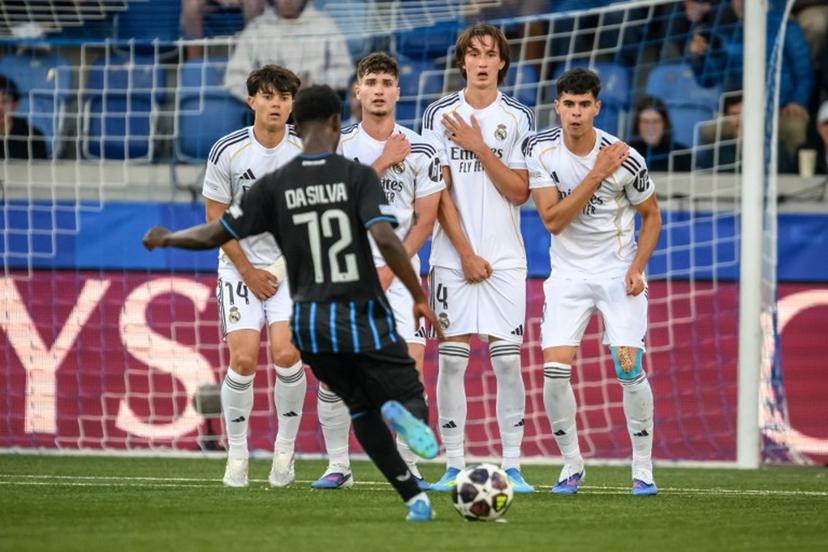 Club Brugge's Belgian midfielder #72 Jessi Da Silva takes a free kick during the UEFA Youth League final football match between Club Brugge and Real Madrid at Stade de la Tuiliere in Lausanne, on April 20, 2026.  Fabrice COFFRINI / AFP