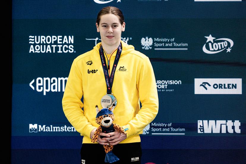 Roos Vanotterdijk of Belgium pictured on the podium after winning the silver medal at the women 100 m individual medley final at the European Aquatics Short Course Swimming Championships in Lublin, Poland, on Thursday 04 December 2025. BELGA PHOTO NIKOLA KRSTIC