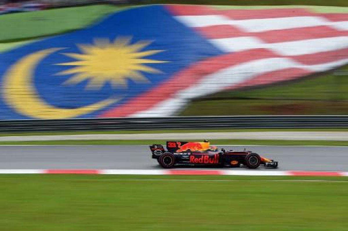 Red Bull's Dutch driver Max Verstappen drives his car during the Formula One Malaysia Grand Prix in Sepang on October 1, 2017.   MANAN VATSYAYANA / AFP