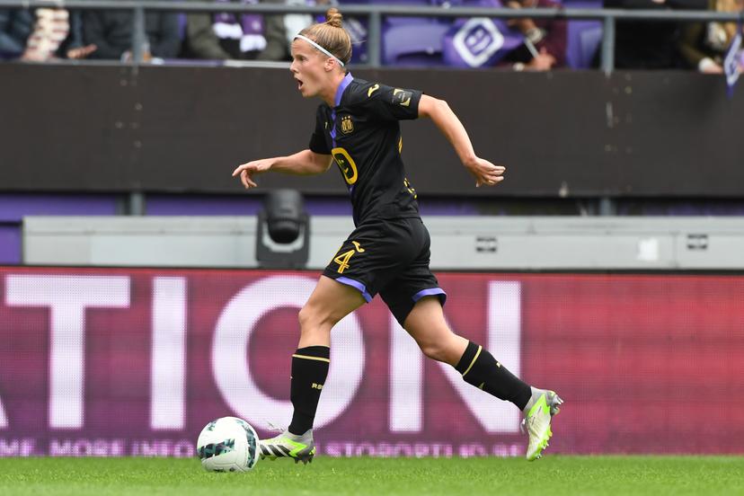 RSCA's Laura Deloose pictured in action during a soccer game between RSCA Women and KRC Genk, Saturday 25 May 2024 in Brussels, on day 10/10 of the play-off group A of the Super League women's championship. BELGA PHOTO JILL DELSAUX