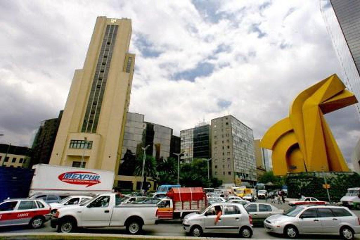 Picture of a traffic jam on the intersection of Juarez Av. and Reforma Av. in downtown Mexico City 09 August, 2006, caused by the 8-kilometre blockade mounted by supporters of defeated Mexican presidential candidate Andres Manuel Lopez Obrador, who have been camping out in the Mexican capital for the past ten days, blocking some of the city's main avenues and preventing access to much of the historic and financial downtown area. As part of a peaceful civil resistance campaign, supporters of Lopez Obrador, who narrowly lost the July 2 Mexican presidential vote, also blocked the offices of three foreign banks Wednesday to protest against alleged election fraud as a partial vote recount began.   AFP PHOTO/Omar TORRES
