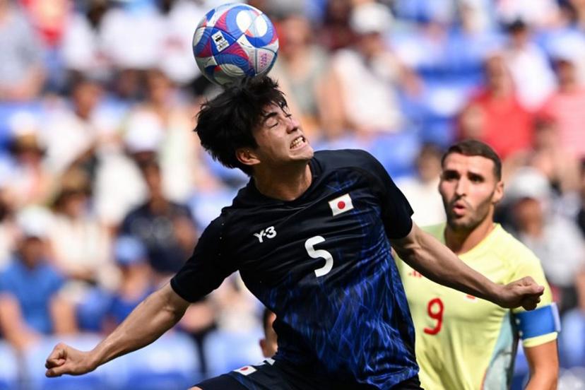 Japan's defender #05 Seiji Kimura heads the ball in the men's quarter-final football match between Japan and Spain during the Paris 2024 Olympic Games at the Lyon Stadium in Lyon on August 2, 2024.  Arnaud FINISTRE / AFP