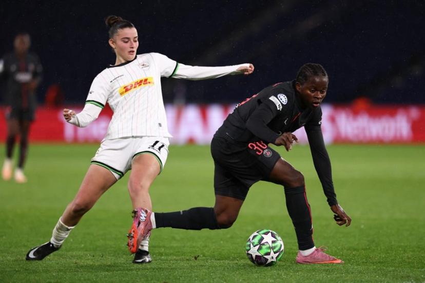 Paris Saint-Germain's Congolese forward #30 Merveille Kanjinga Nanguji (R) fights for the ball with OH Louvain's Greek forward #11 Ioanna Papatheodorou (L) during the UEFA Women's Champions League first round day five football match between Paris Saint-Germain and OH Louvain at the Parc des Princes in Paris on December 9, 2025.  FRANCK FIFE / AFP