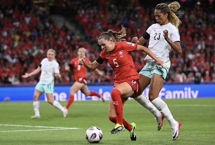Switzerland's defender #05 Noelle Maritz (L) and Switzerland's forward #06 Geraldine Reuteler fight for the ball during the UEFA Women's Euro 2025 Group A football match between Switzerland and Iceland at the Wankdorf stadium in Bern, on July 6, 2025.  SEBASTIEN BOZON / AFP