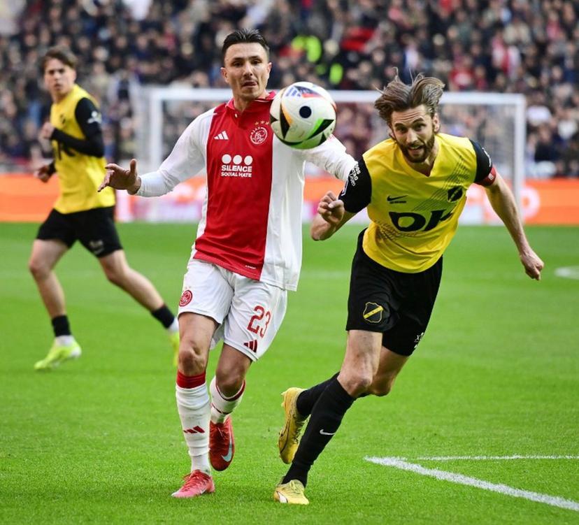 Ajax's Dutch forward #23 Steven Berghuis (L) fights for the ball with Breda's Belgian defender #05 Jan van den Bergh during the Dutch Eredivisie football match between Ajax Amsterdam and NAC Breda at the Johan Cruijff ArenA in Amsterdam, on April 6, 2025.  Olaf KRAAK / ANP / AFP