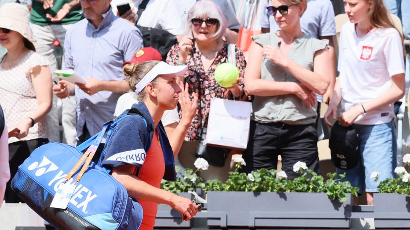 Belgian Elise Mertens pictured during a doubles tennis match between Belgian-Russian pair Mertens-Kudermetova and Italian pair Errani-Paolini, in the 1/4 finale of the women's doubles at the Roland Garros Grand Slam tennis tournament, Tuesday 03 June 2025 in Paris, France. The 2025 edition of Roland Garros takes place from May 25th to June 8th 2025. BELGA PHOTO BENOIT DOPPAGNE