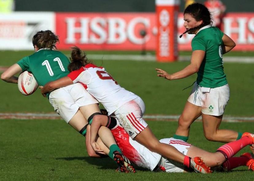 Emma Murphy (L) of Ireland is tackled by Carla Neissen (C) and Pauline Biscarat (C) of France during their World Rugby Women's Seven Series pool B match on December 1, 2016 in Dubai.  KARIM SAHIB / AFP