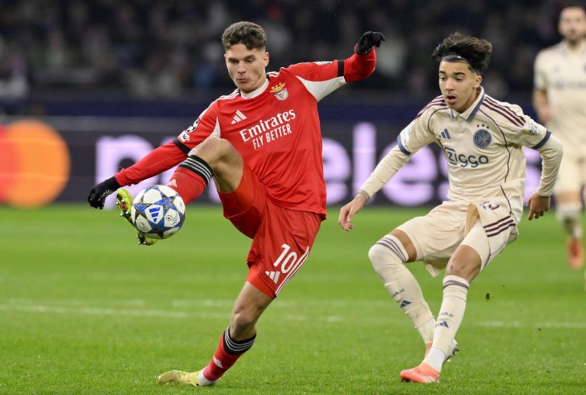 Benfica's Ukrainian midfielder Georgiy Sudakov (L) controls the ball in front of Ajax's Belgian midfielder #43 Rayane Bounida (R) during the UEFA Champions League, league phase day 5, football match between Ajax and Benfica at the Johan-Cruijff ArenA in Amsterdam on November 25, 2025.  JOHN THYS / AFP