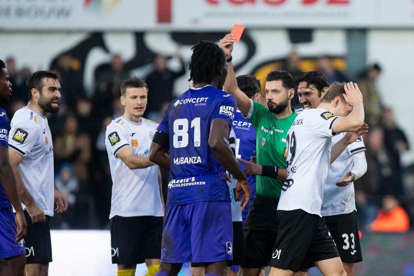 Referee Massimiliano Ledda shows a red card for Lokeren's Sam Van Aerschot during a soccer game between KSC Lokeren and Patro Eisden, Sunday 21 December 2025 in Lokeren, on day 19 of the 2025-2026 'Challenger Pro League' 1B second division of the Belgian championship. BELGA PHOTO KRISTOF VAN ACCOM