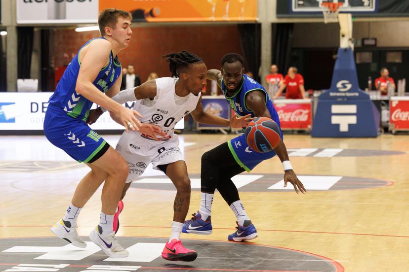 Kortrijk's Darren Williams and Mons' Tito Casero fight for the ball during a basketball match between House of Talents Spurs Kortrijk and Mons-Hainaut, Friday 10 October 2025 in Kortrijk, on day 3 of the 'BNXT League' first division basket championship. BELGA PHOTO KURT DESPLENTER