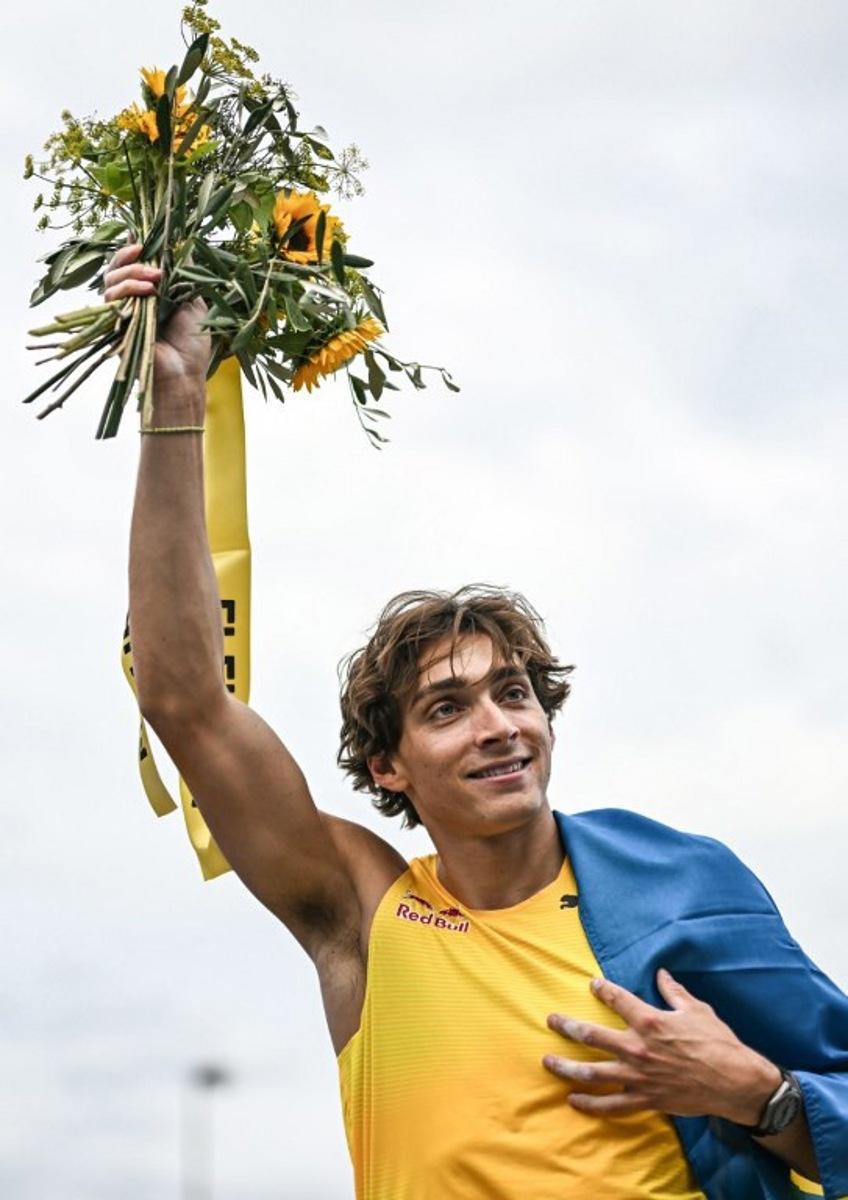 Sweden's Armand Duplantis celebrates after winning  the men's pole vault final of the World Athletics Diamond League athletics meeting "Weltklasse" on Sechselautenplatz in Zurich, on August 27, 2025.  Fabrice COFFRINI / AFP