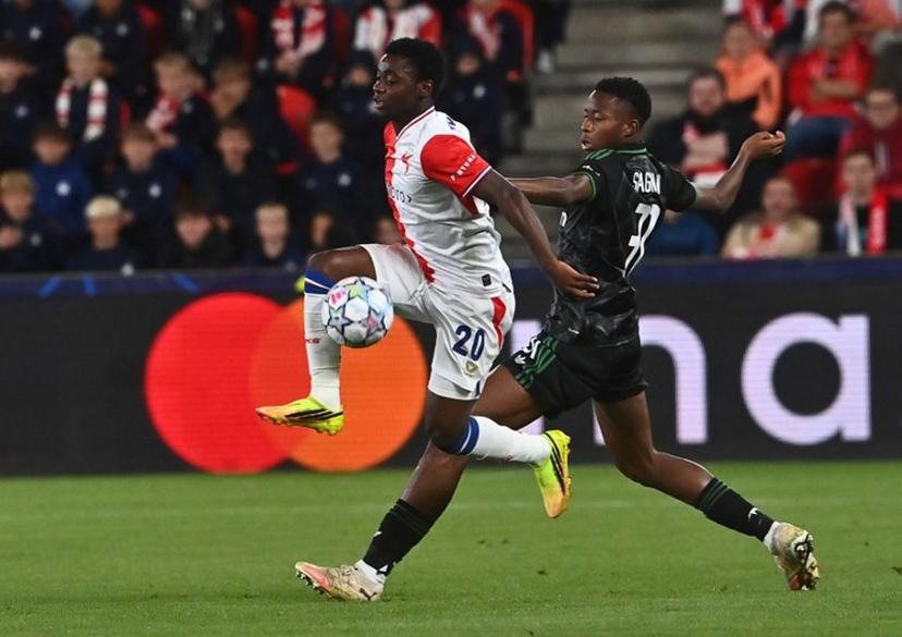 Slavia Prague's Nigerian forward #20 Emmanuel Ayaosi (L) and Lens' Malian defender #31 Souleymane Sagnan vie for the ball during the UEFA Champions League football match between Slavia Prague and Lens in Prague, on September 10, 2026.  Michal Cizek / AFP