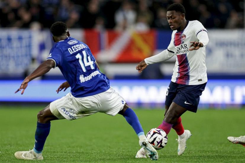 Paris Saint-Germain's Portuguese defender #25 Nuno Mendes (R) controls the ball during the French L1 football match between RC Strasbourg Alsace and Paris Saint-Germain (PSG) at the Stade de la Meinau in Strasbourg, eastern France, on October 17, 2026.  ROMEO BOETZLE / AFP