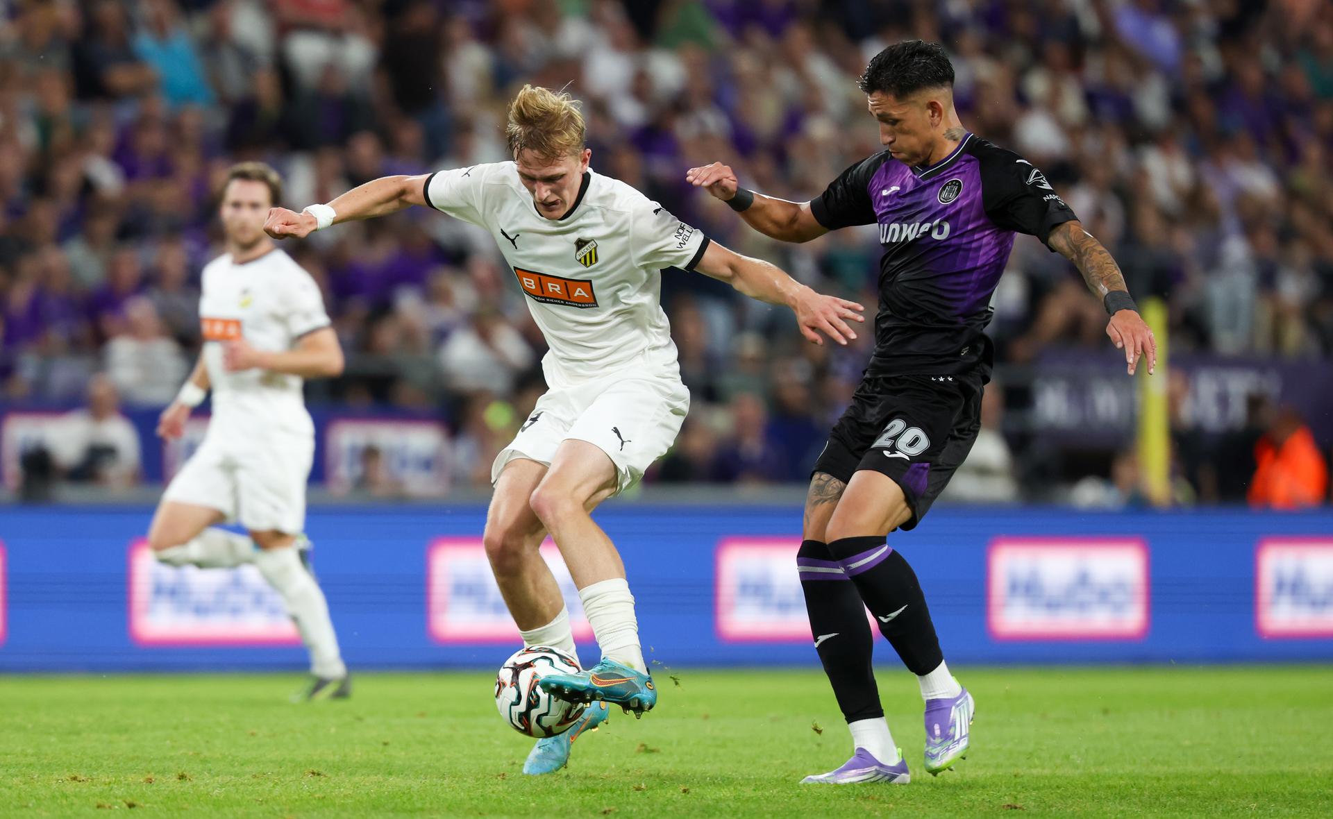 Hacken's Adrian Svanback and Anderlecht's Luis Vazquez fight for the ball during a soccer game between Belgian soccer team RSC Anderlecht and the swedisch soccer team BK Hacken, in Anderlecht, Thursday 24 July 2025, in the second qualifying round (1st leg) of the 2025-2026 UEFA Europa League. BELGA PHOTO VIRGINIE LEFOUR