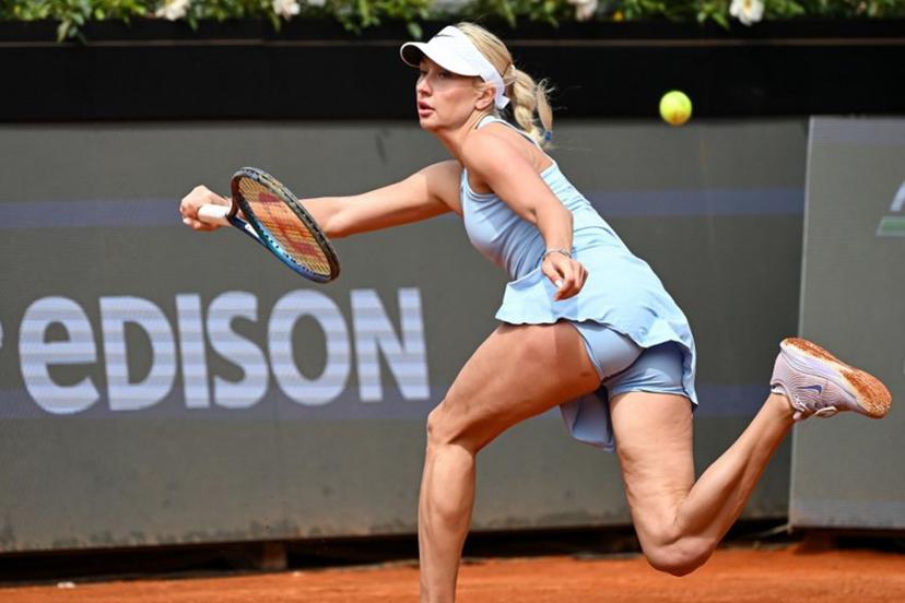 Russia's Anastasia Potapova returns a shot to Belarus' Aryna Sabalenka during the WTA Rome Open tennis tournament at Foro Italico in Rome on May 9, 2025.  PIERO CRUCIATTI / AFP
