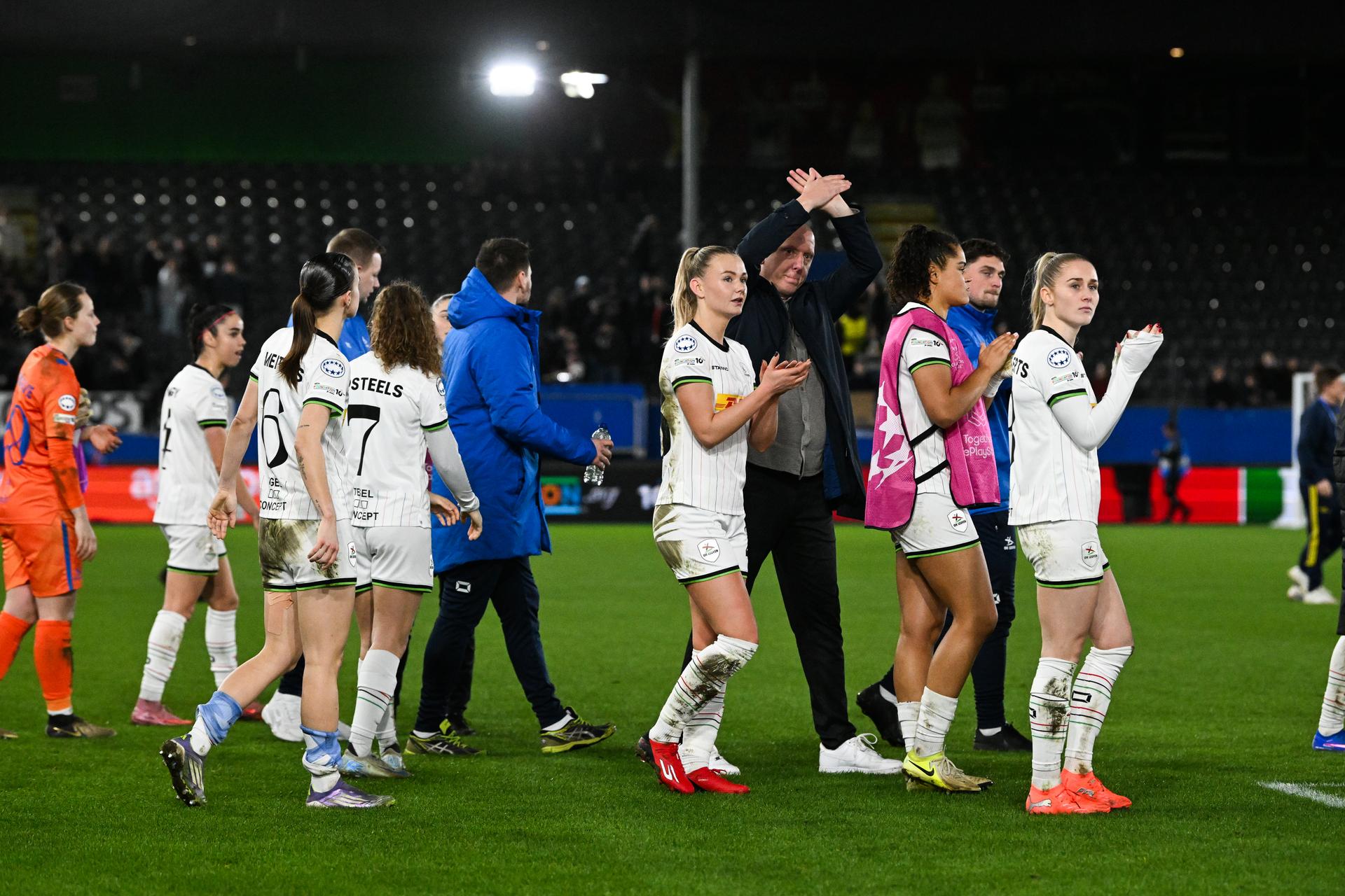 OHL's players greet the public after a soccer match between Oud-Heverlee Leuven Women and English Arsenal, Wednesday 11 February 2026 in Heverlee, in the Knockout Play-offs (1st leg) phase of the UEFA Women's Champions League competition. BELGA PHOTO JILL DELSAUX
