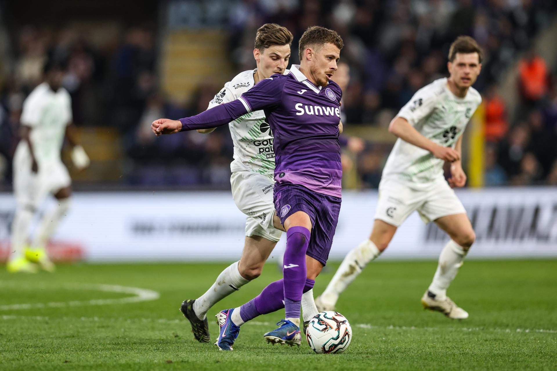 Cercle's Pieter Gerkens and Anderlecht's Thorgan Hazard fight for the ball during a soccer match between RSC Anderlecht and Cercle Brugge, Sunday 22 March 2026 in Brussels, on day 30 of the 2025-2026 'Jupiler Pro League' first division of the Belgian championship. BELGA PHOTO BRUNO FAHY