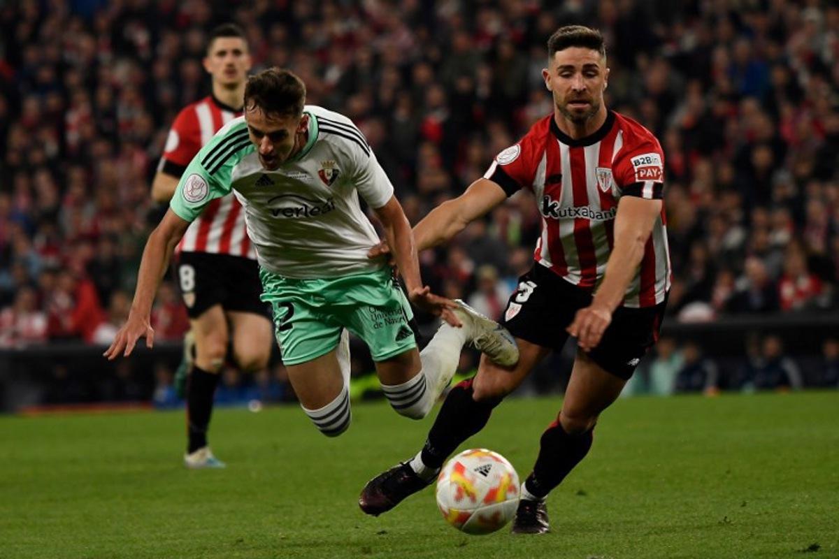 Osasuna's Spanish midfielder Aimar Oroz (L) fights for the ball with Athletic Bilbao's Spanish defender Yeray Alvarez during the Spanish Copa del Rey (King's Cup) semi final second leg football match between Athletic Club Bilbao and CA Osasuna at the San Mames stadium in Bilbao on April 4, 2023.  ANDER GILLENEA / AFP