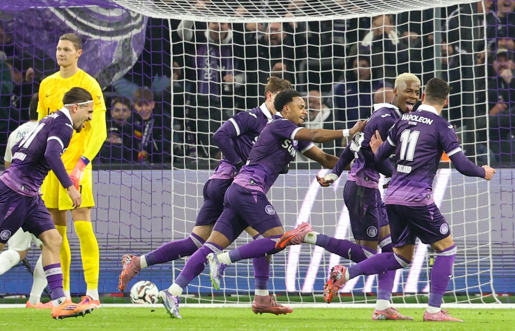 Anderlecht's Nilson Angulo celebrates after scoring during a soccer match between RSC Anderlecht and Royale Union Saint-Gilloise, Sunday 30 November 2025 in Anderlecht, on day 16 of the 2025-2026 'Jupiler Pro League' first division of the Belgian championship. BELGA PHOTO VIRGINIE LEFOUR