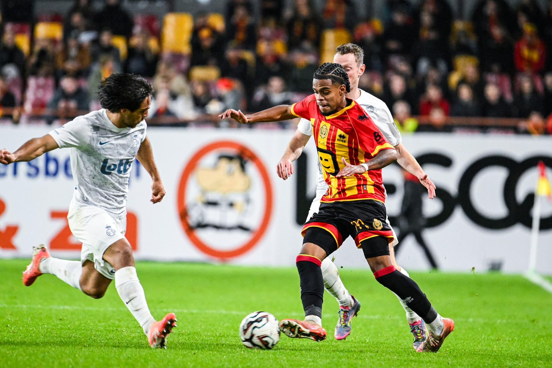 Union's Kevin Mac Allister and Mechelen's Therence Koudou pictured in action during a soccer match between KV Mechelen and Royal Union Saint-Gilloise, Sunday 09 November 2025 in Mechelen, on day 14 of the 2025-2026 'Jupiler Pro League' first division of the Belgian championship. BELGA PHOTO TOM GOYVAERTS