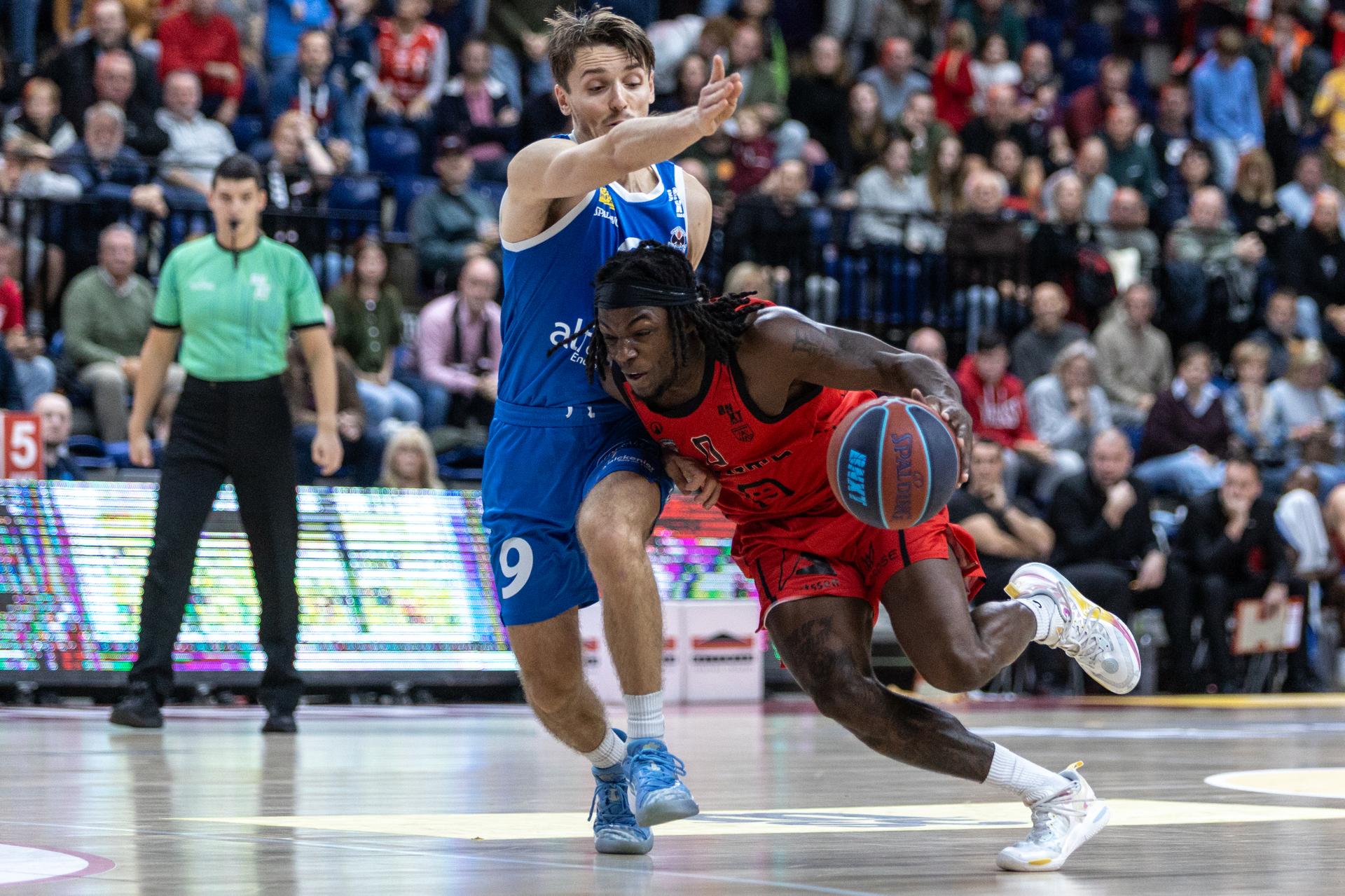 Aalst's Niels Van den Eynde and Antwerp's Rasheed Bello pictured in action during a basketball match between Antwerp Giants and Okapi Aalst, Friday 07 November 2025 in Antwerp, on day 7 of the 'BNXT League' Belgian/ Dutch first division basket championship. BELGA PHOTO ZENO DRUYTS