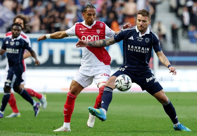 Monaco's German defender #05 Thilo Kehrer (L) fights for the ball with Paris FC's Italian forward #36 Ciro Immobile during the French L1 football match between Paris FC and AS Monaco (ASM) at Stade Jean Bouin in Paris on April 10, 2026.  FRANCK FIFE / AFP
