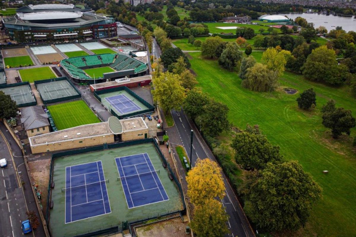 An aerial photograph taken on October 14, 2024 show a general view of the All England Lawn Tennis Club (AELTC) (L) and of the Wimbledon Park Golf Course (R) in Wimbledon, southwest London.  Wimbledon have been given the green light to go ahead with their controversial plans to expand the historic venue for the grass-court Grand Slam. The All England Club's proposal to build 39 new courts, including an 8,000-seat show court, on the adjacent former Wimbledon Park Golf Club was passed on September 27, 2024 by London's deputy mayor for planning Jules Pipe.  Adrian DENNIS / AFP