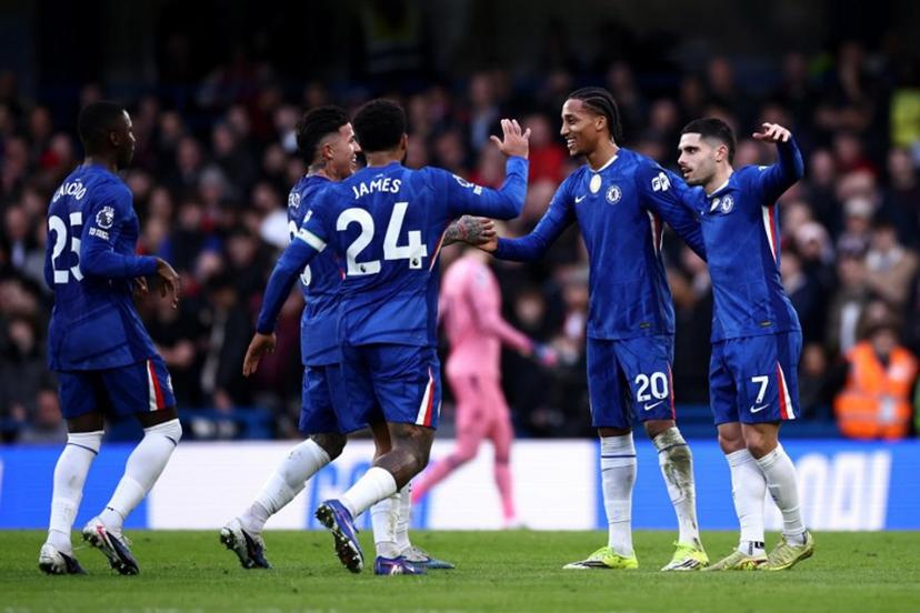 Chelsea's Brazilian striker #20 Joao Pedro (2R) celebrates scoring the team's first goal alongside Chelsea's Portuguese midfielder #07 Pedro Neto (R) during the English Premier League football match between Chelsea and Brentford at Stamford Bridge in London on January 17, 2026.  Henry NICHOLLS / AFP